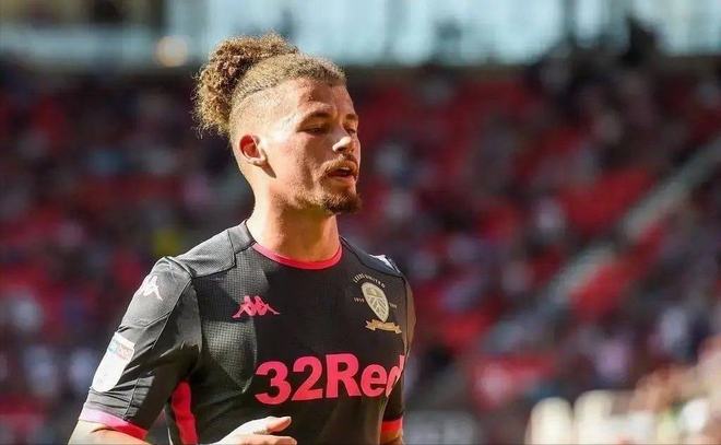 布莱顿球员三笘薰与日本战犯合影引发争议，俱乐部致歉未提菲律宾球迷，引发不满。