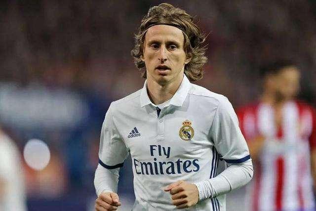 巴特萨基还没来不及走到替补席跟教练击掌普利西奇就完成了进球！